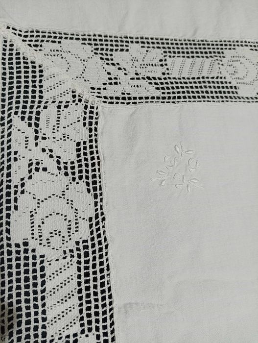Lençol de cama antigo com renda e bordados