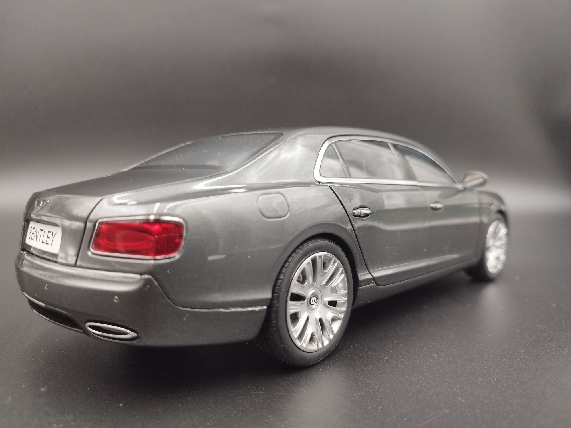 1:18 Kyosho Bentley Flying Sour W12 model