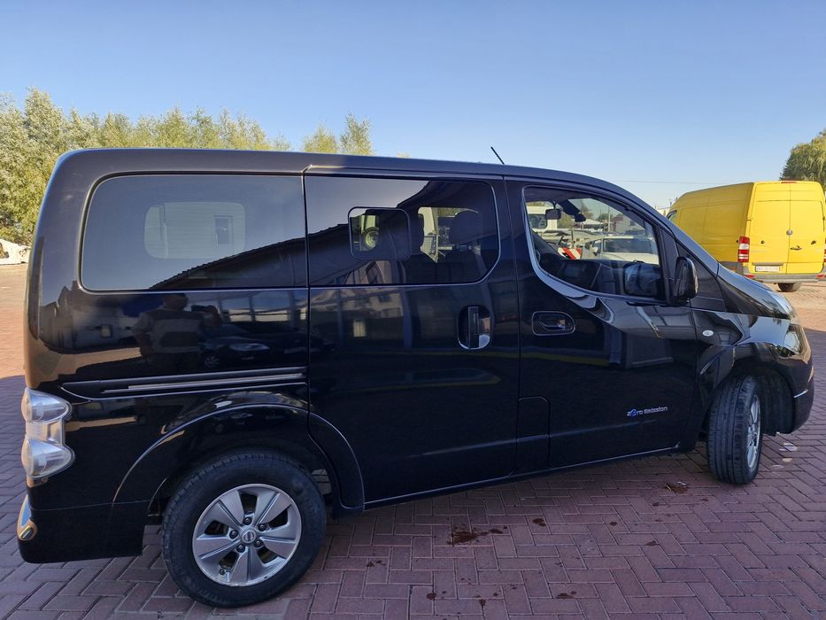 Продам Nissan env200