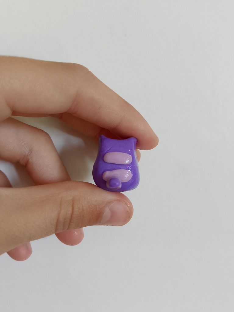 Fioletowy kotek z modeliny