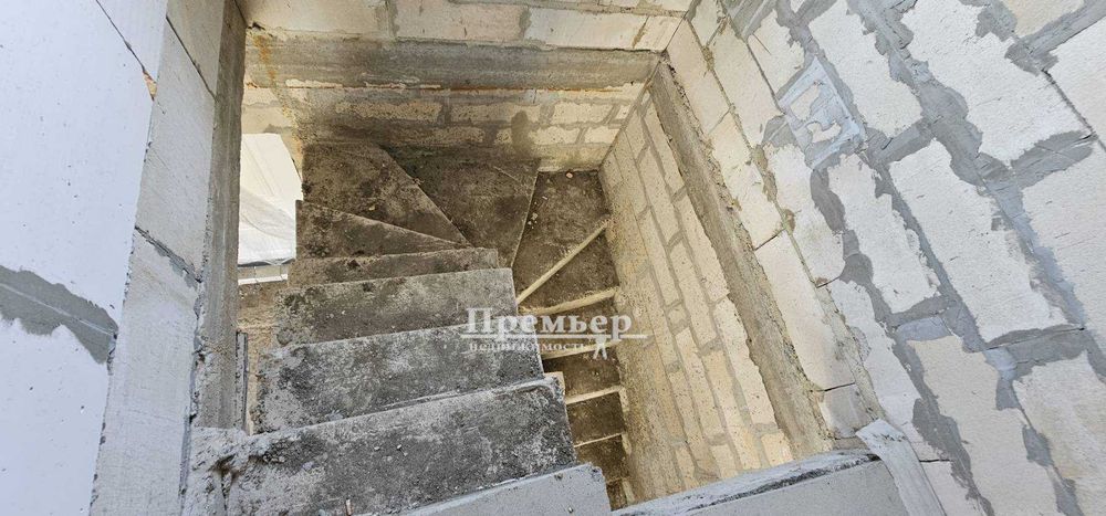 У продажу таунхаус нової споруди.