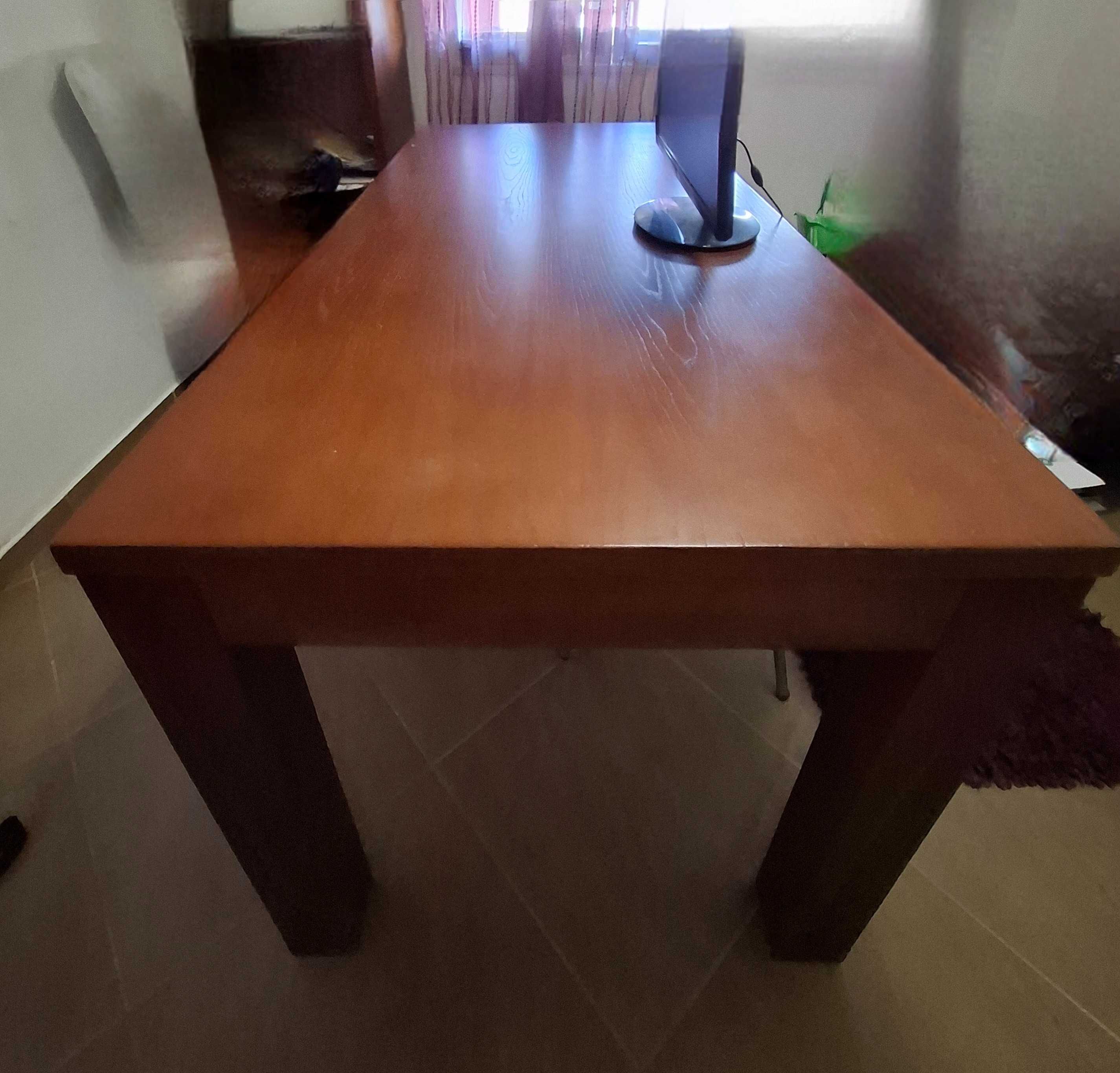 Mesa em madeira maciça