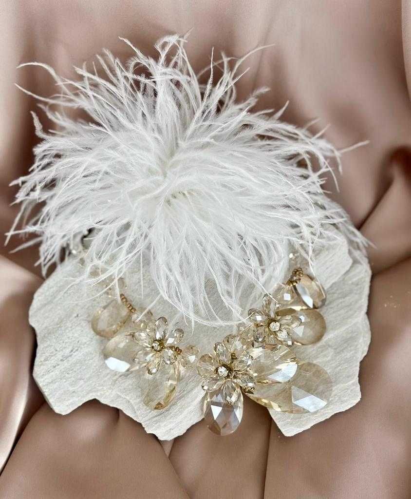 Piękna biała broszka ze strusich piór prezent