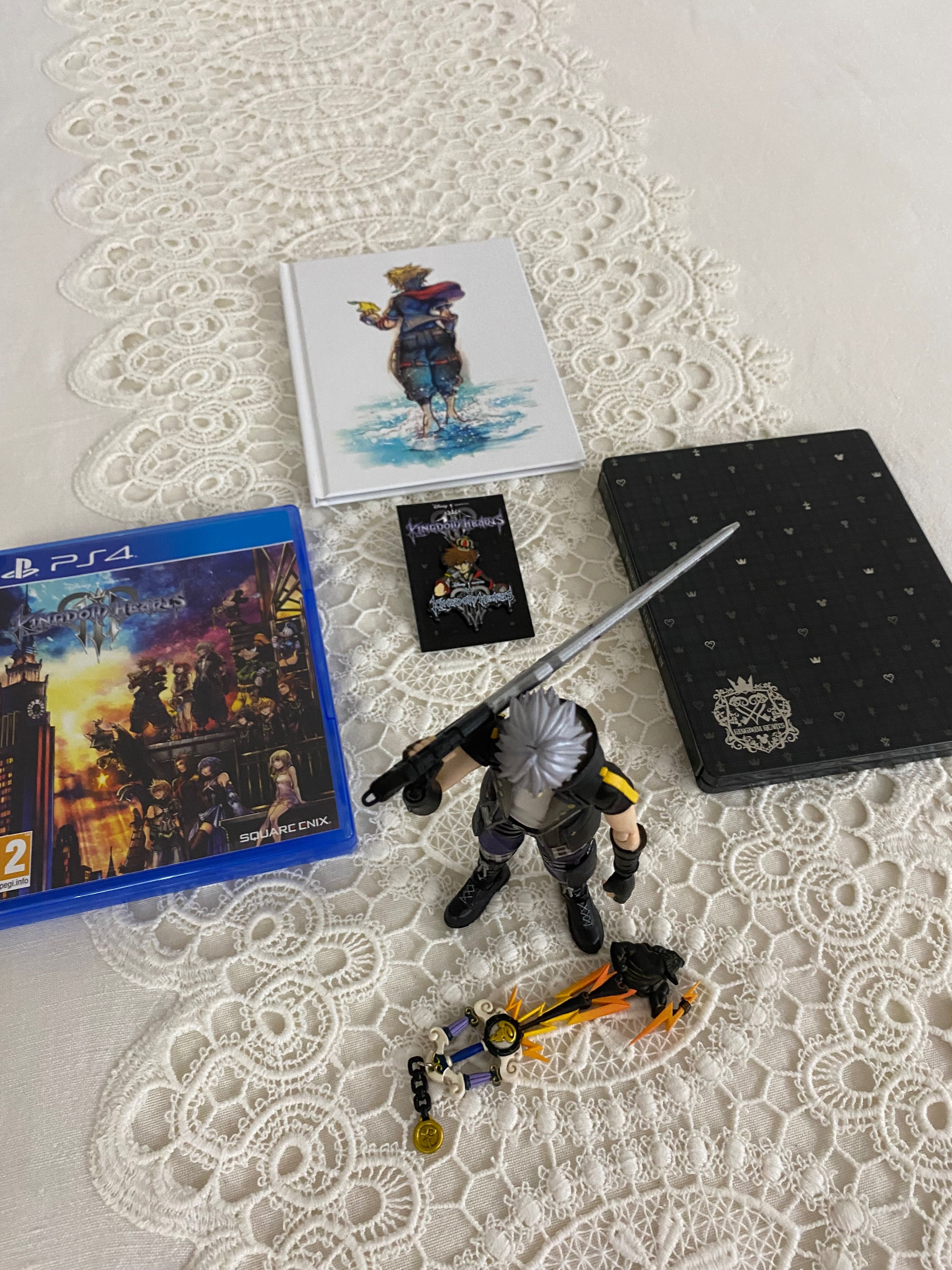 Kingdom Hearts 3 Deluxe Edition + Figura Riku e 2 Keyblades