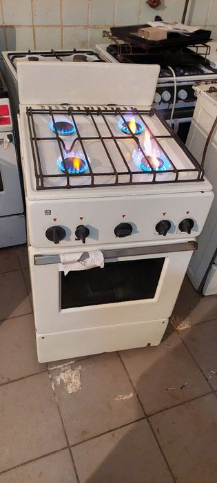 Продам газову плиту гарну