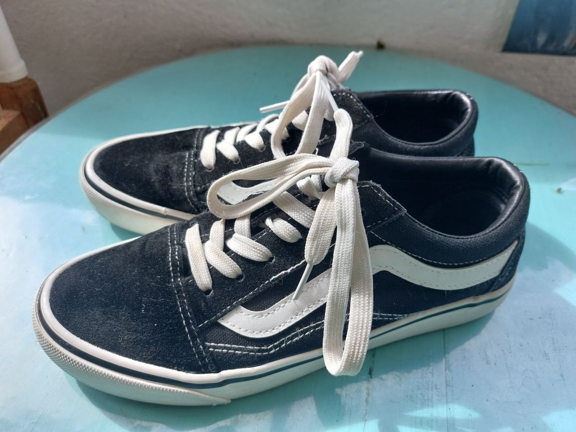 Vans pretos e brancos