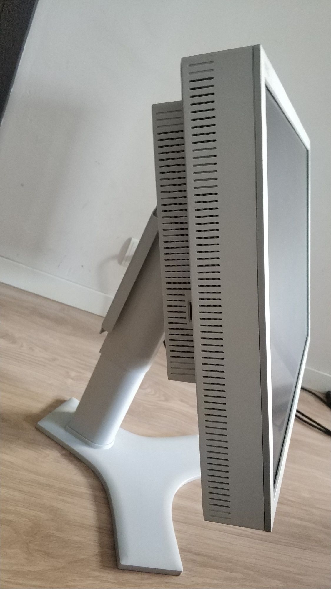 profesjonalny monitor graficzny NEC MultiSync LCD 2690WUXi 26" cali