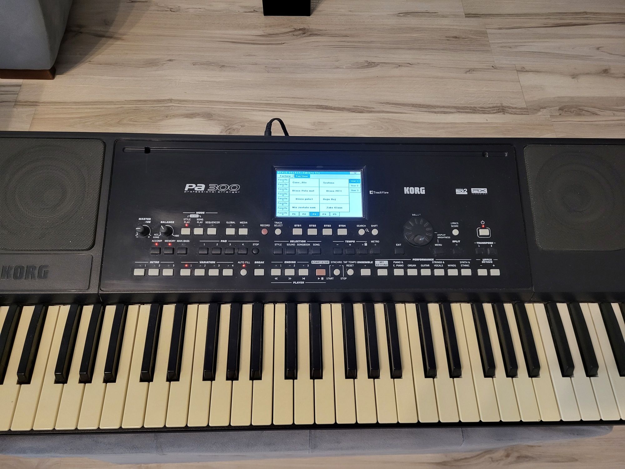 Korg PA 300 z zasilaczem + style