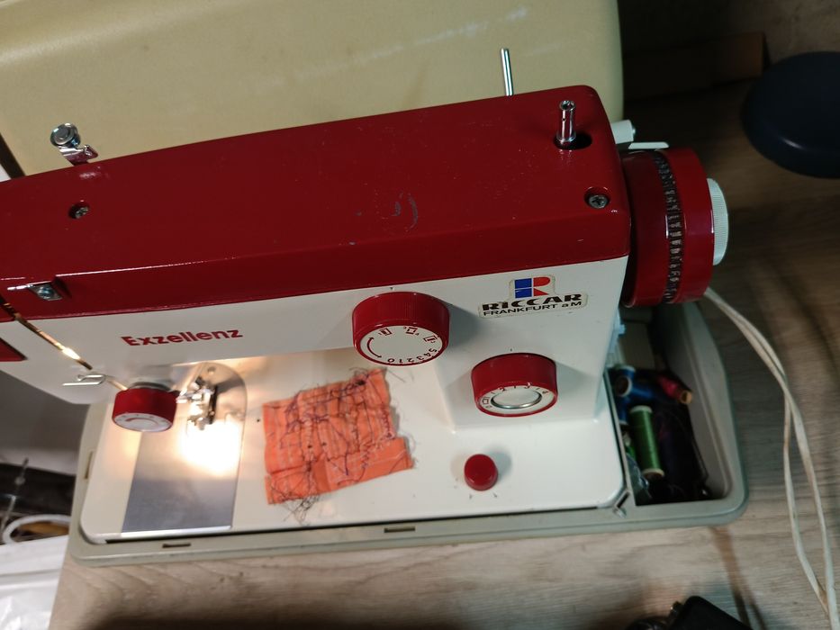 Maszyna do szycia Riccar Exzellenz RS-76 – vintage, w walizce

Na sprz