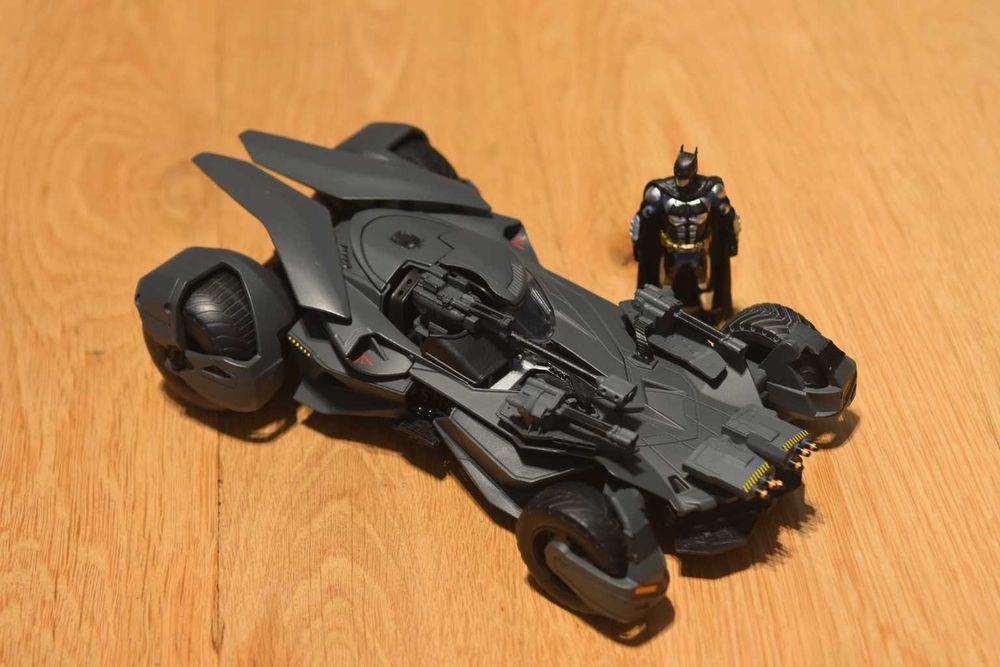 Batmobile Justice League Diecast 1/24 z figurką Batman od Jada Toys!!!