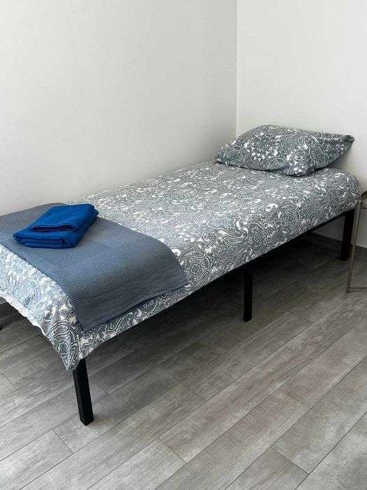 Cama de solteiro com colchão IKEA de molas, menos de 4 meses de uso.
