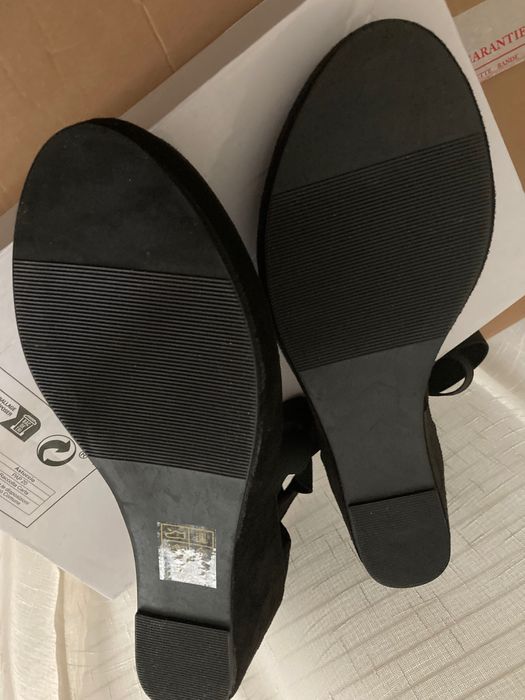 Sapatos em camurça com cunha