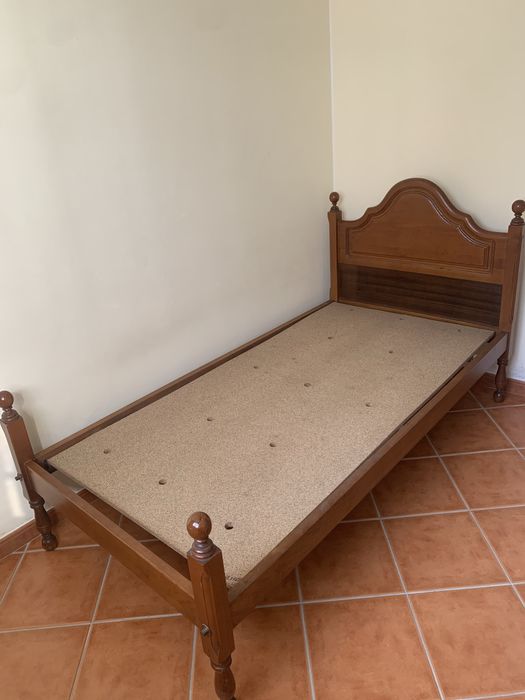 Cama de solteiro completa com mesa de cabeceira