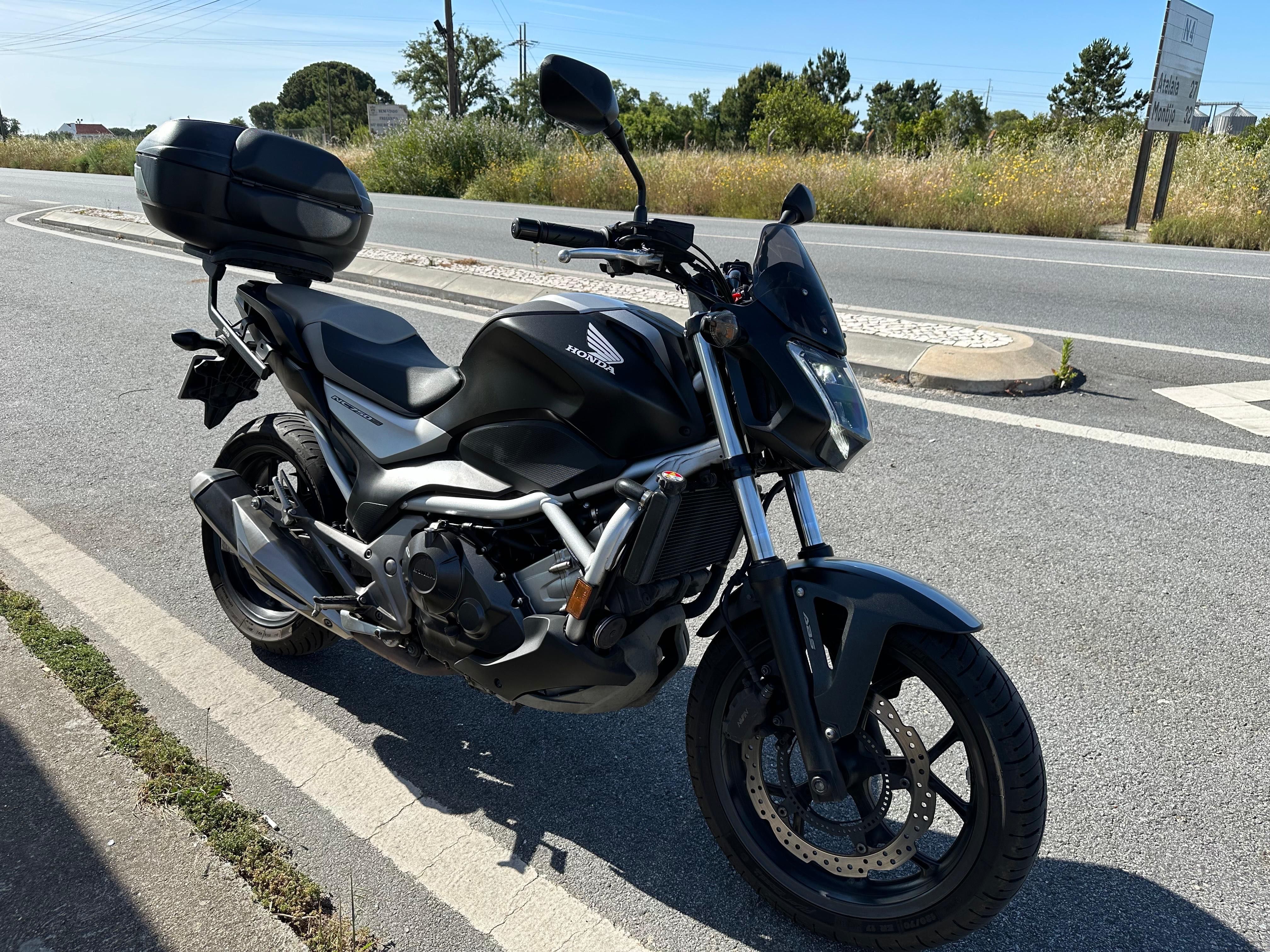 Honda NC750S (ABS) + Top Case SH48 + Capacete Modular Schuberth