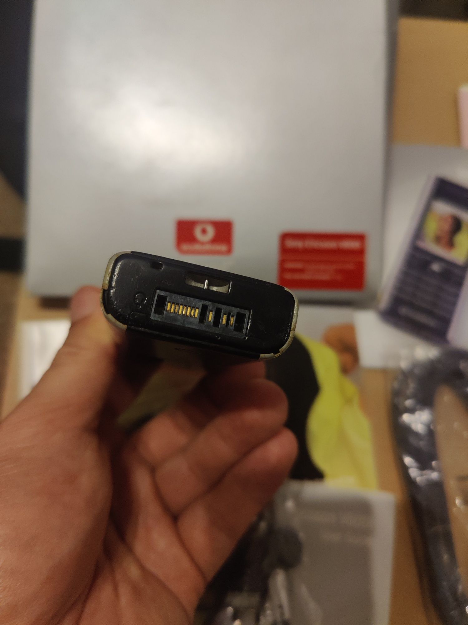 Telemóvel Sony Ericsson v600i com acessórios originais