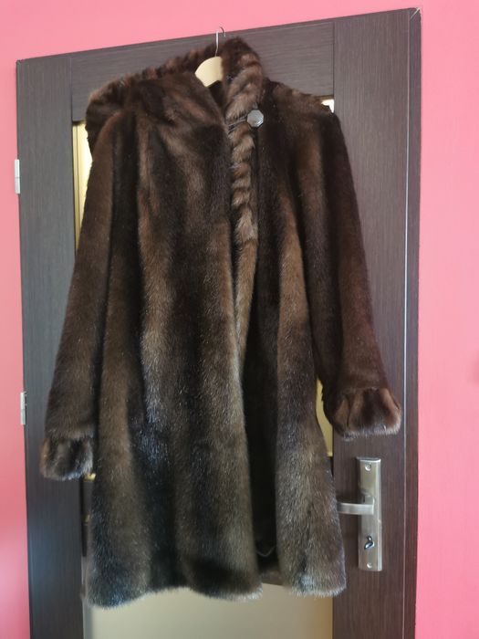 EleganckiPłaszcz zimowy z kapturem