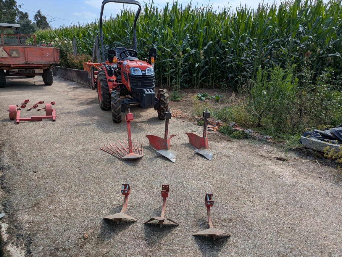 Trator Kubota com alfaias