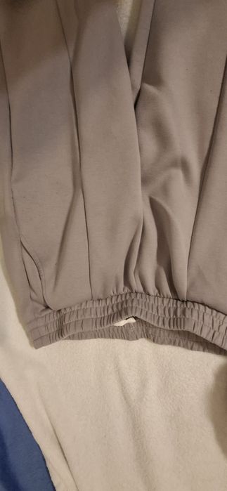 Spodnie szare ze szwami i rozporkami na nogawkach  rozm.M