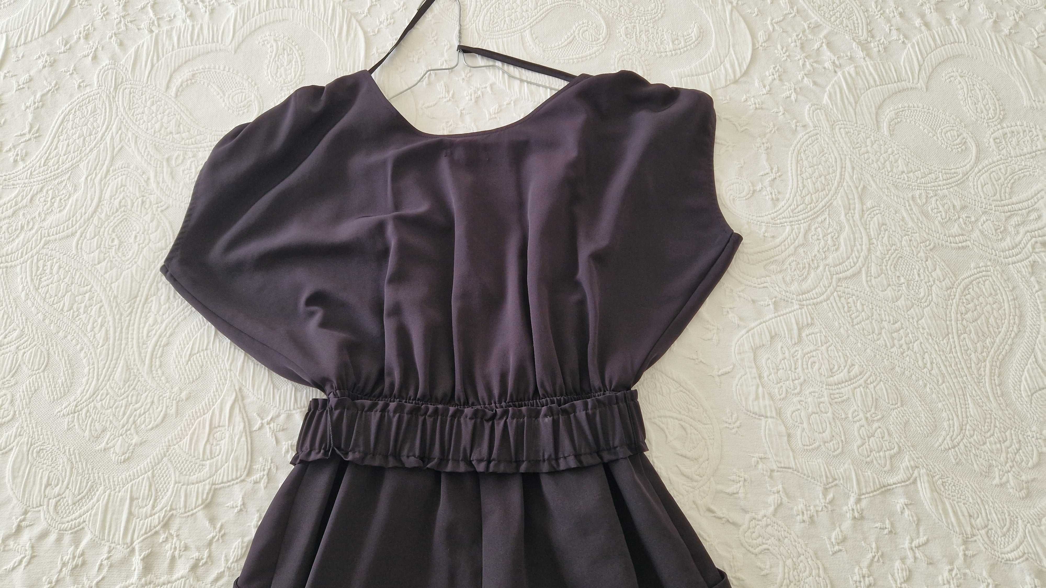 Macacão preto, marca H&M, com cinto, tamanho EUR 34