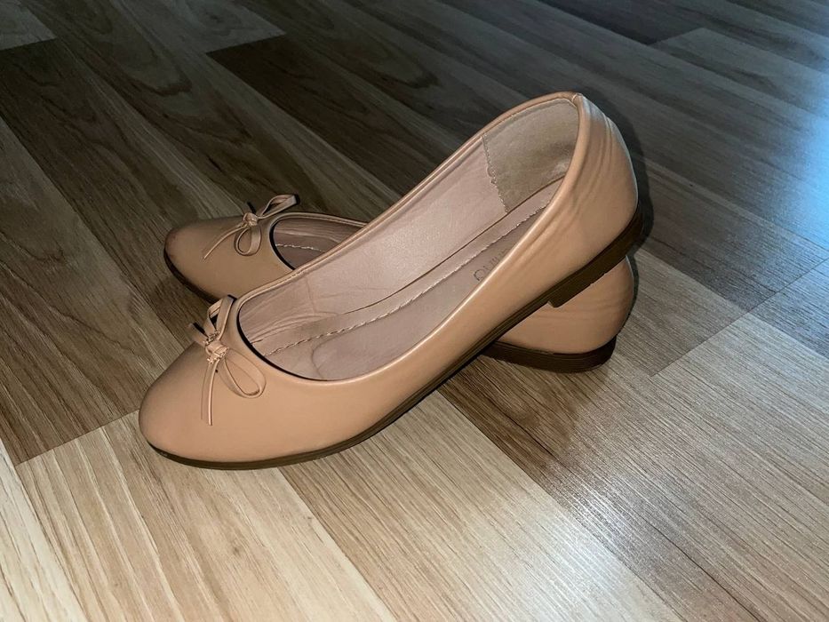 Лодочки кожаные бежевые 39