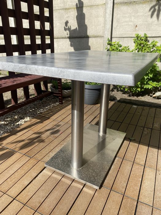 Stół na chromowanych nogach