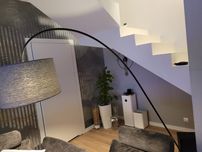 Lampa podłogowa z szarym kloszem z materiału