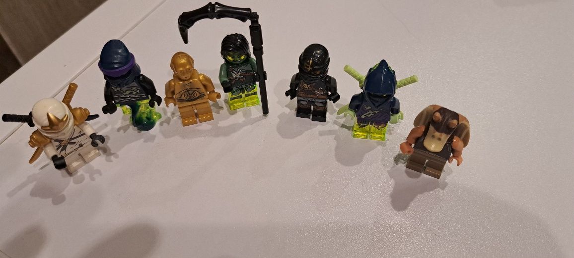 Odsprzedam zestaw 14 figurek lego, 3 figurki świecą pod swiatlem uv.