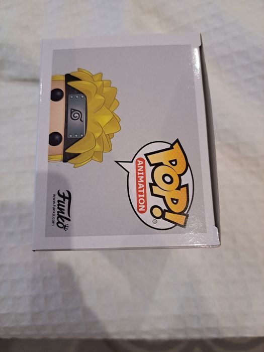 Pop figure naruto eating ramen
