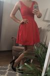 Czerwona sukienka rozkloszowana z kieszeniami