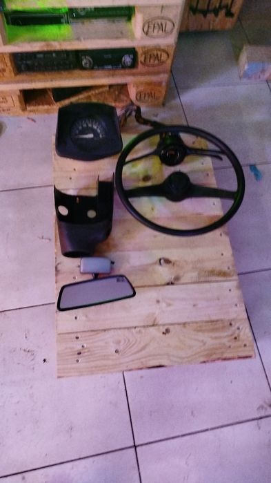 fiat 126p wnetrze kierownica licznik radio safari siedzenia zderzak