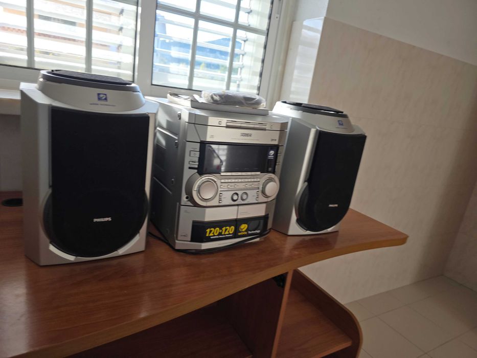 Aparelhagem estéreo com leitor de CD/DVD e cassetes áudio