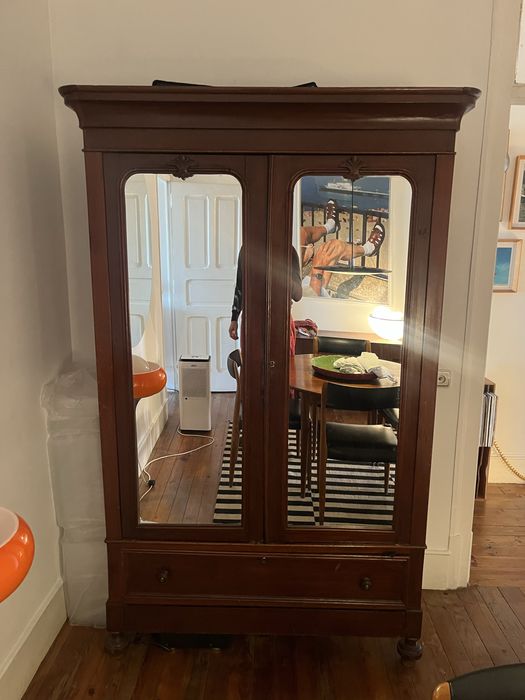 Vendo louceiro romantico em vinhatico em muito bom estado