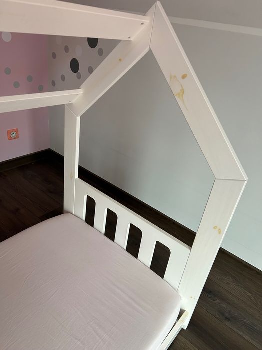 Łóżko domek białe barierka materac 160x80