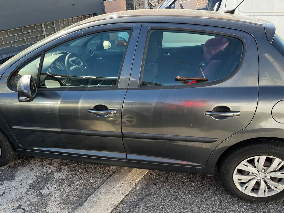 Peugeot 207.
