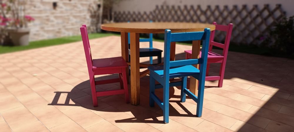 Mesa e cadeiras criança.