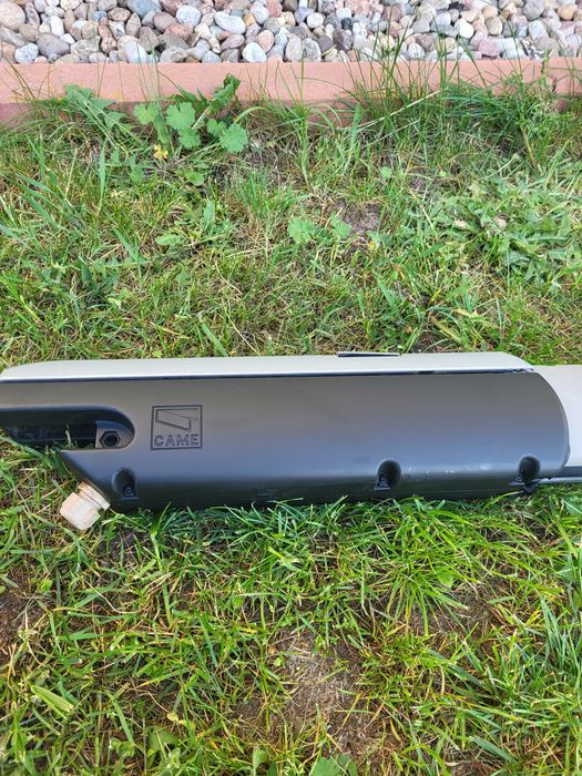 Siłownik bramy dwuskrzydłowej CAME