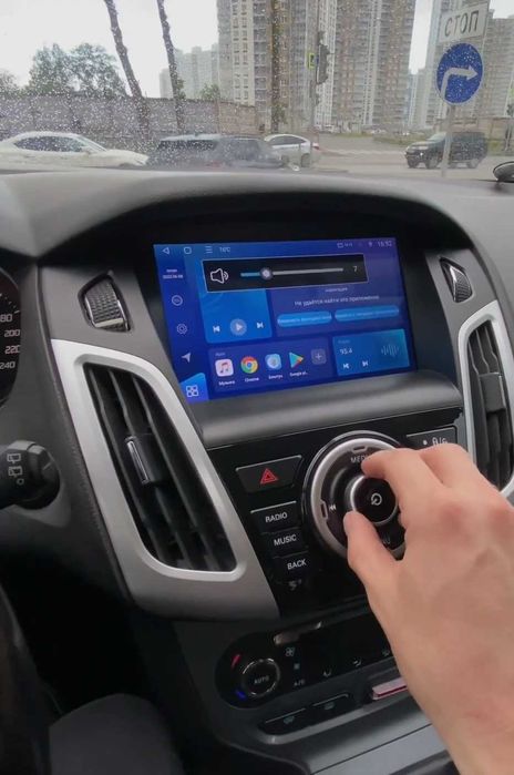 Устанавливаю магнитолу-планшет на Форд Фокус.