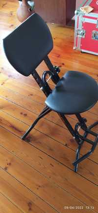 Cadeira de palco, articulada, muito estável, pouco usada.