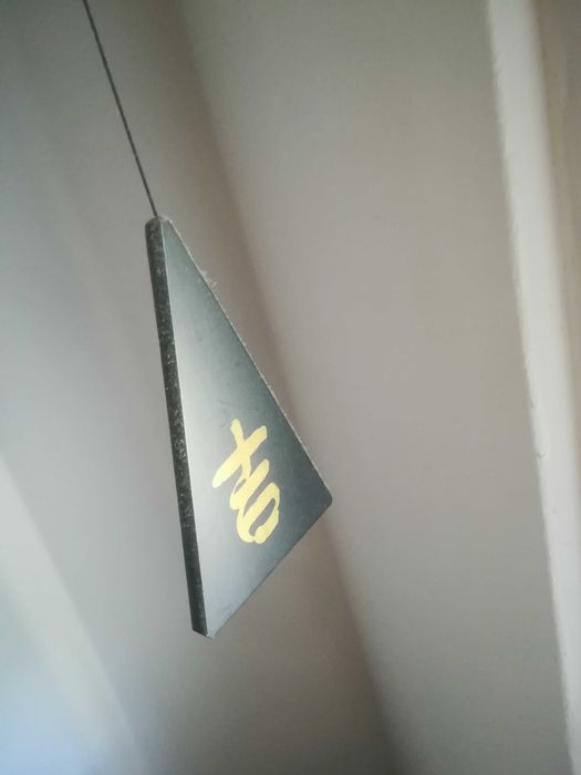 Espanta espíritos preto com caracteres chineses