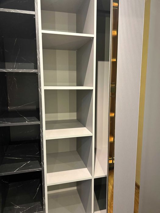 Nowoczesna i elegancka szafa z otwartym regałem