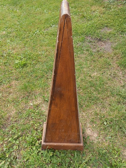 Stara komoda w kształcie piramidy