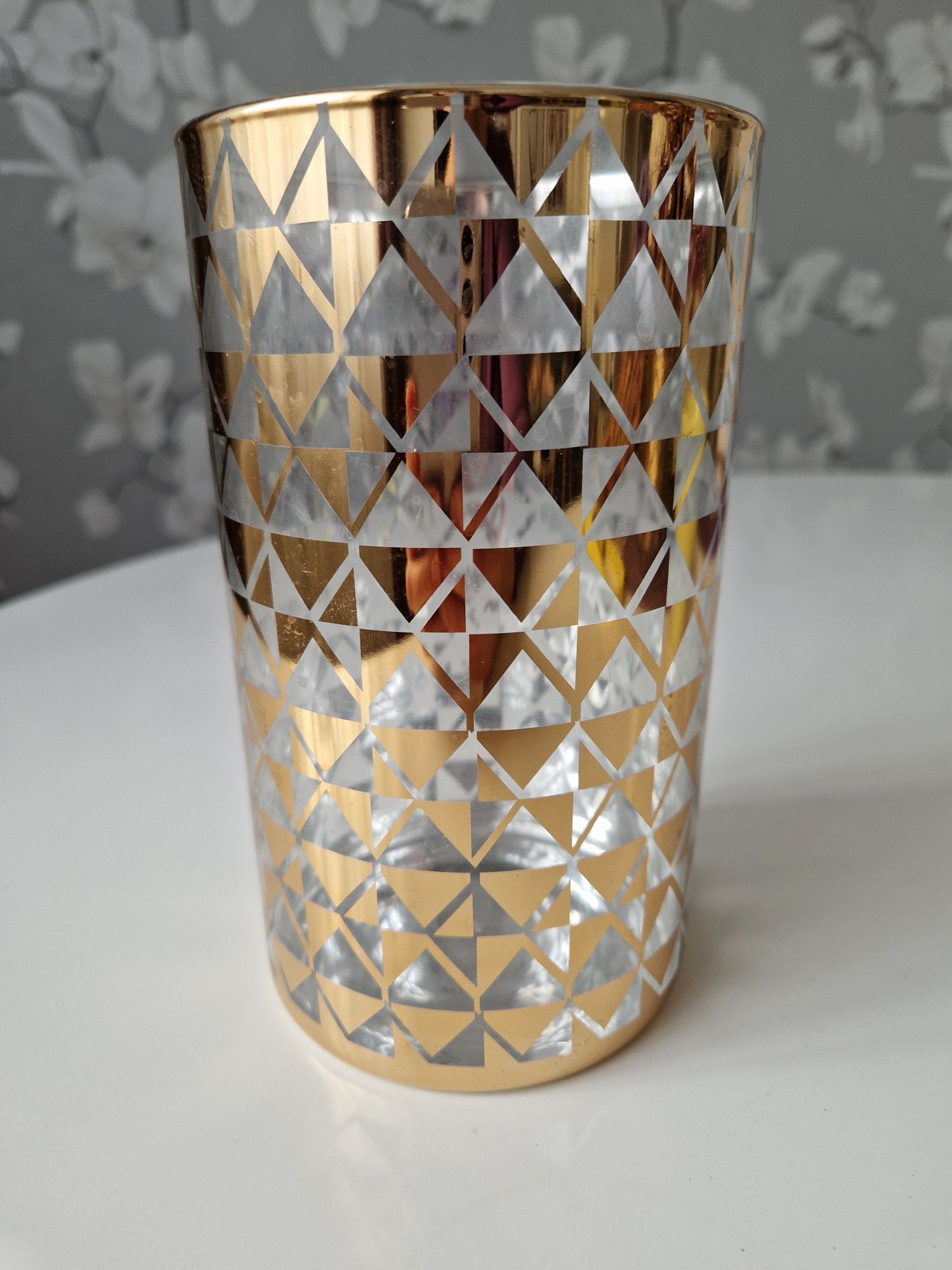 Dekoracyjny flakon szklany ze złotym geometrycznym wzorem