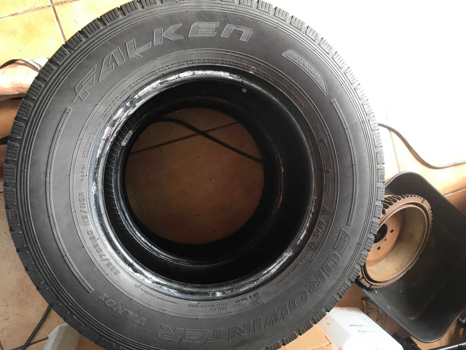 Pneus com bom piso. O preço é pelo conjunto.