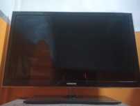 2  TV uma é da marca samsung e outra marca branca