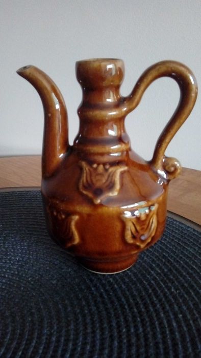 Gliniany dzbanek wraz z czarkami