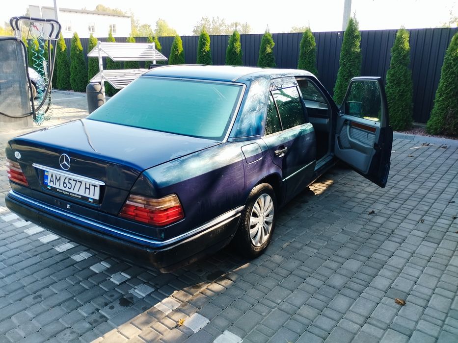 Автомобіль мерседес