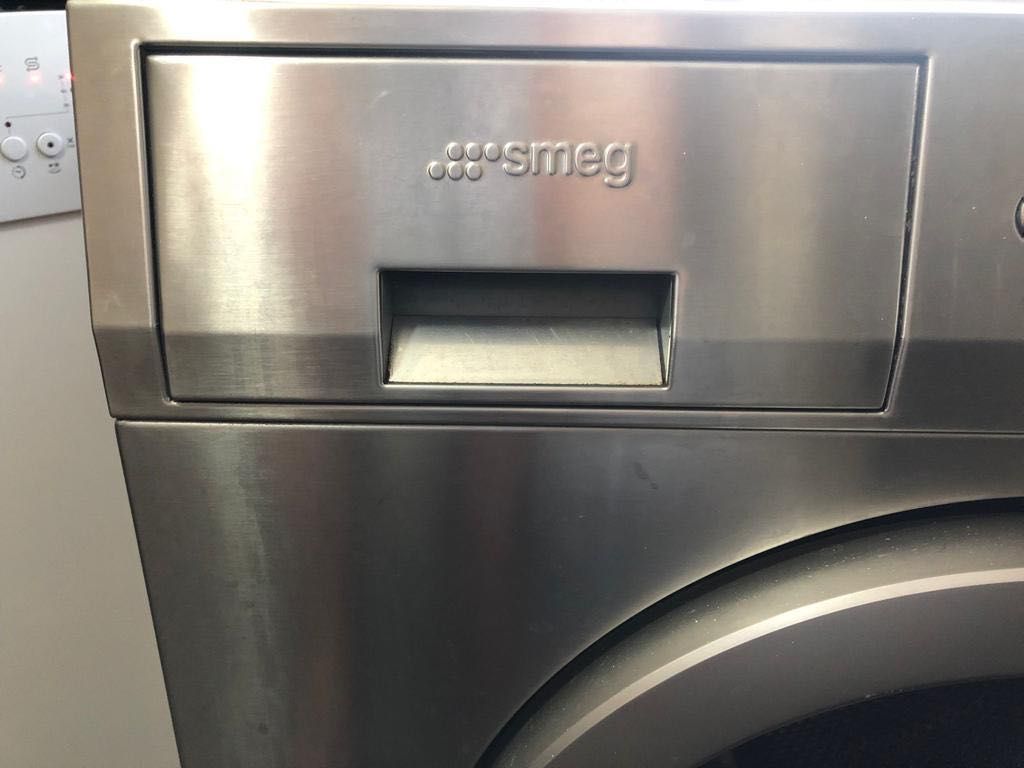 Máquina de lavar roupa marca Smeg