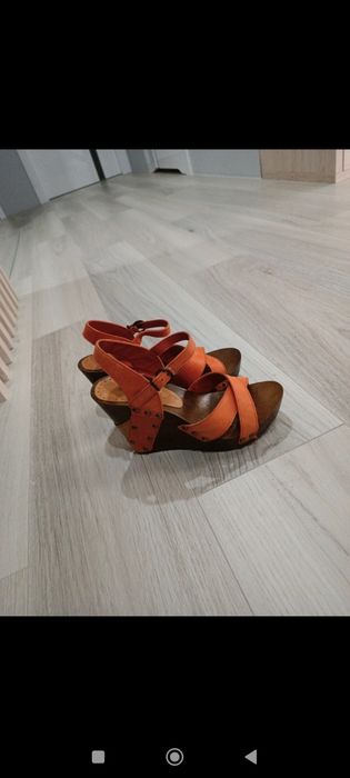 Sandały na koturnie