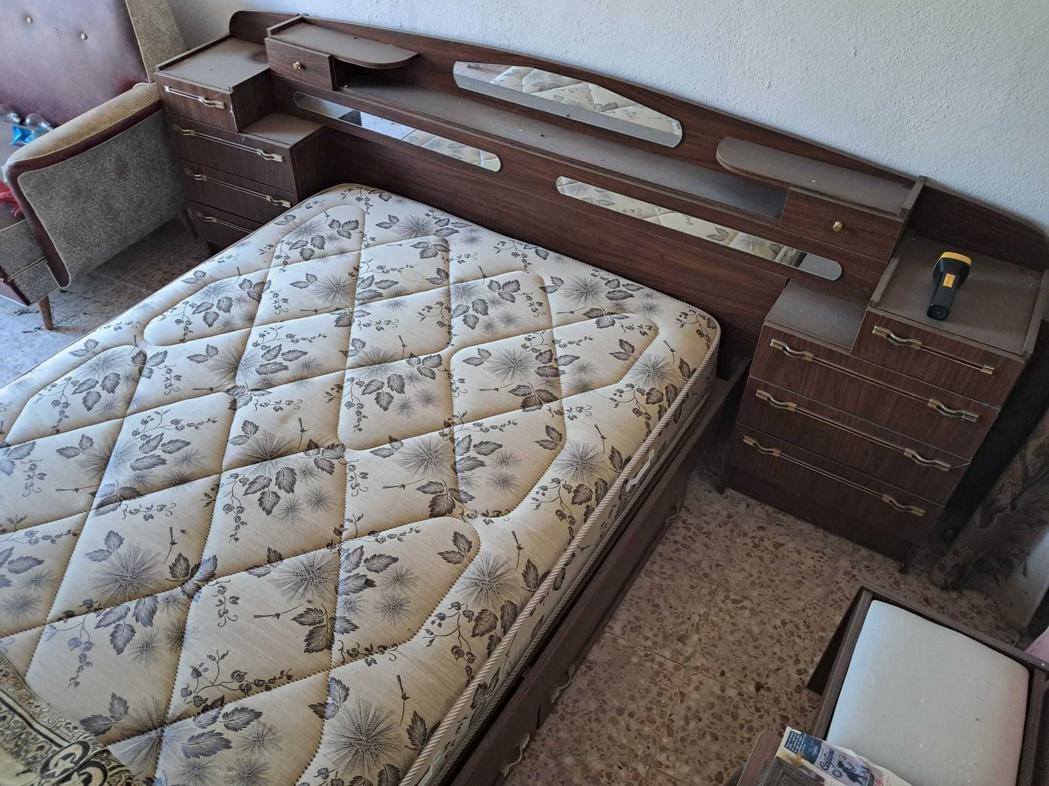 Cama com colchão (ainda embalado) e mesas de cabeceira