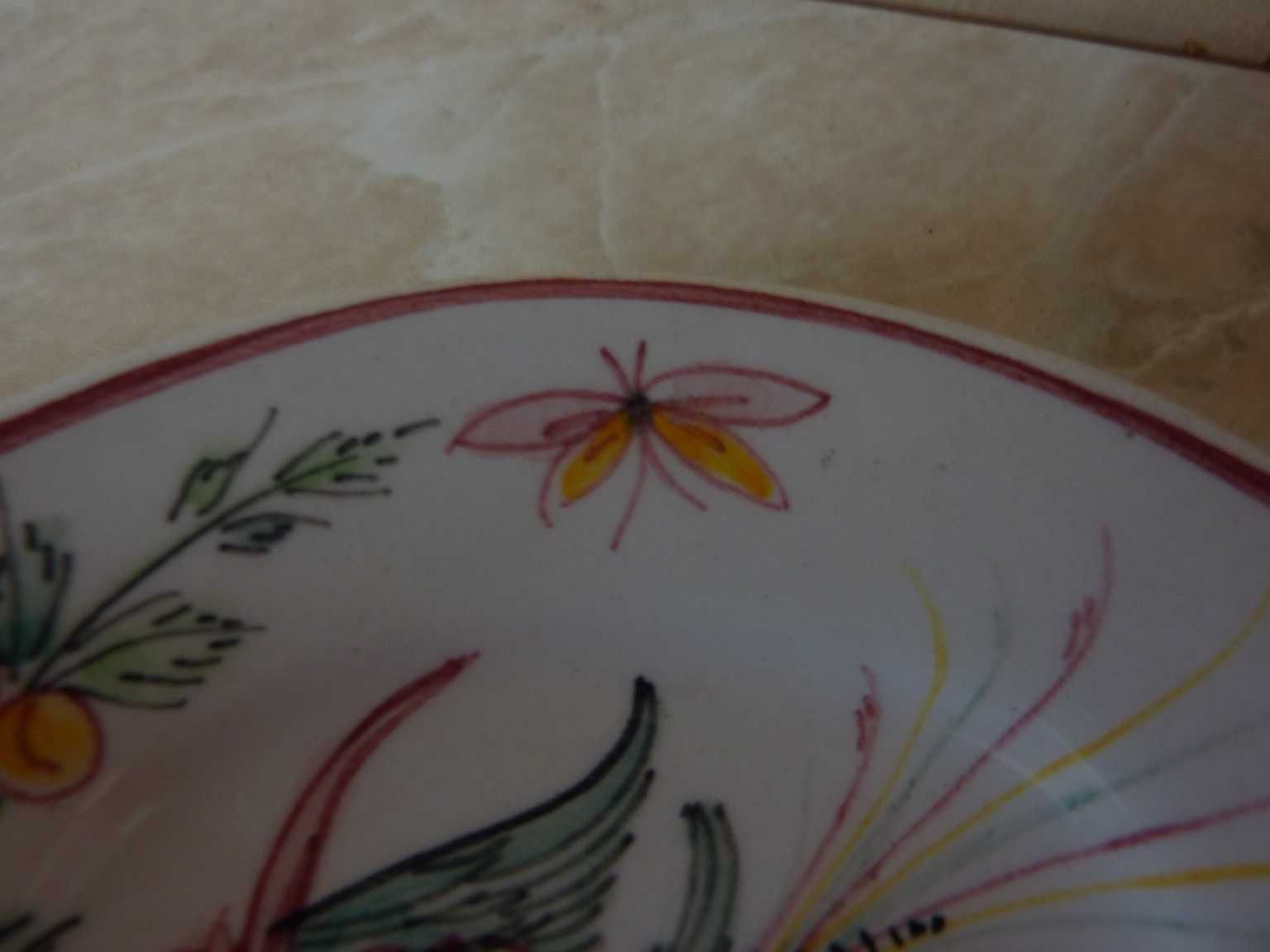 Cudny ręcznie malowany spodeczek Anfora Agueda numer 18 paw kwiaty